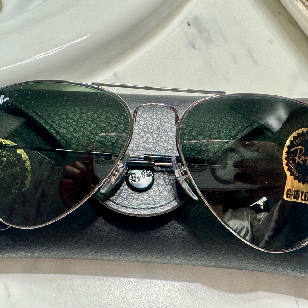 Ray-Ban Aviator Sunglasses with Dark Green Lenses